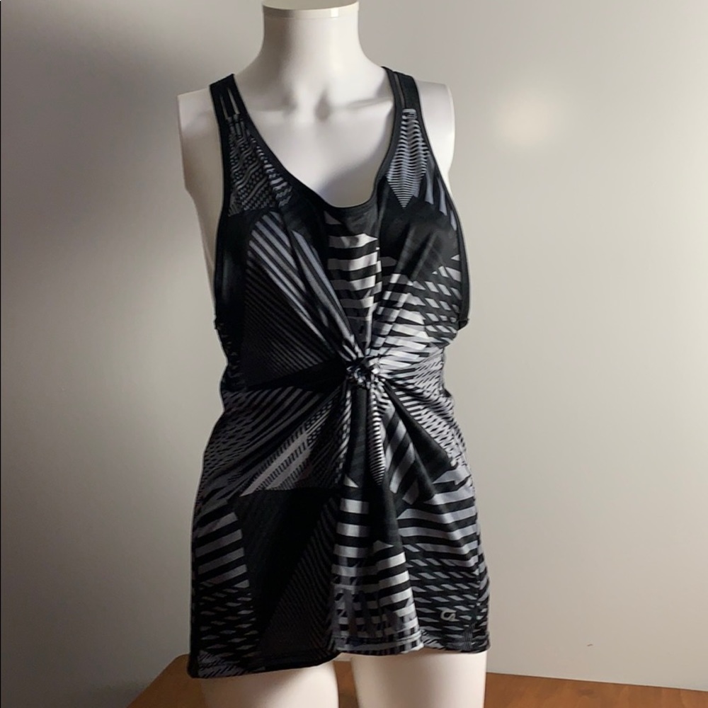 Gap Tank Top Black Geometric XL .